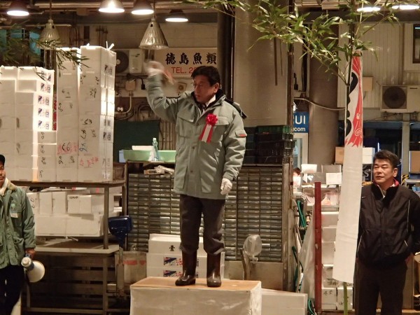 平成２５年１月５日　徳島市中央卸売市場の初セリ日です。サムネイル